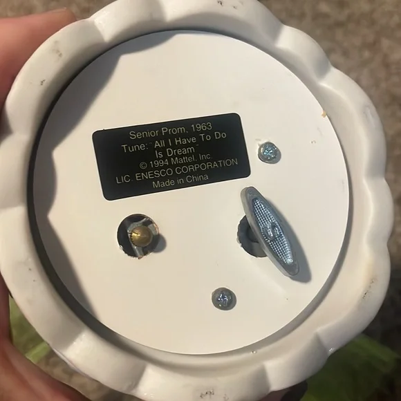 Barbie - 1963 Senior Prom Porcelain Musical figurine. (Reproduction 1994) - Picture 7 of 17